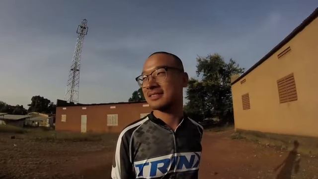 骑行非洲马里Vlog2 路遇非洲铁匠淘金客，借宿当地人家向大妈表白 смотреть онлайн