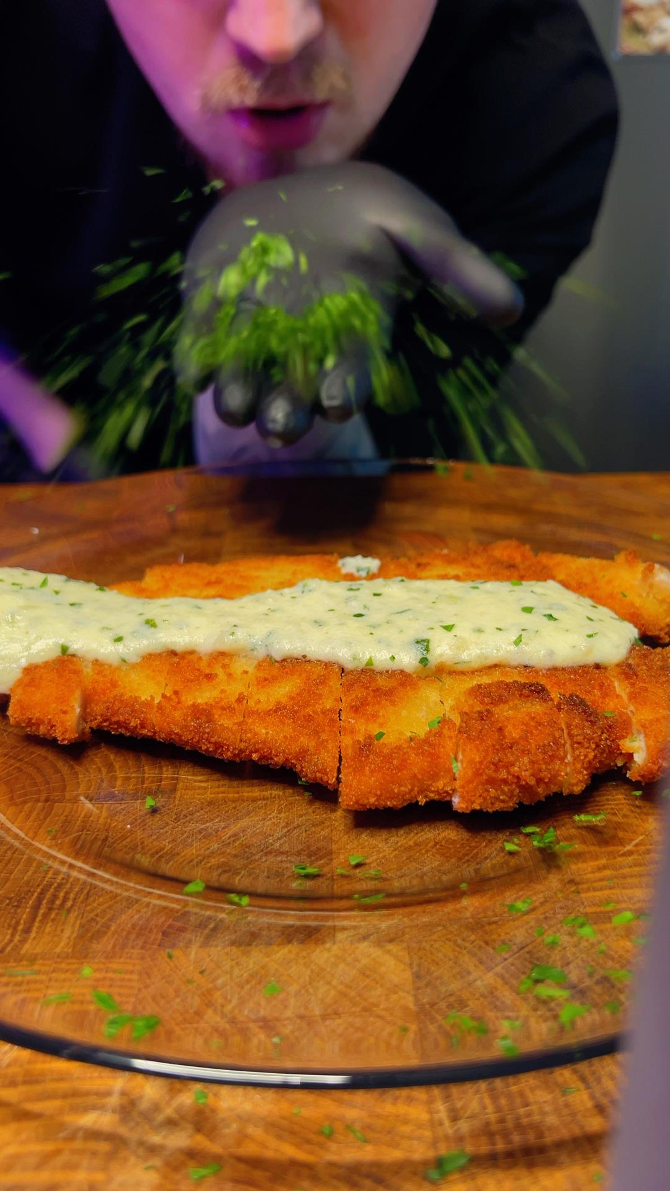 Куриный шницель с сырно-сливочным соусом #shorts смотреть онлайн