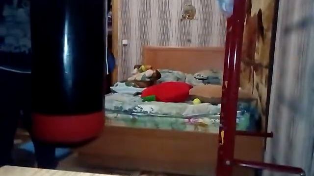 Бью боксерскую грушу . смотреть онлайн