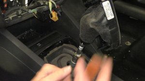 Снимаем рукоятку МКПП Фольксваген Джетта 6 - removing the manual transmission handle VW Jetta 6