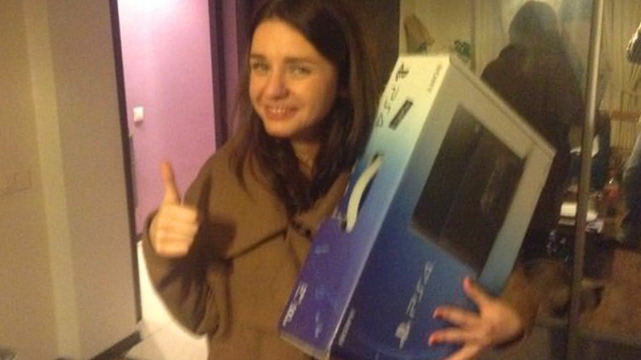 ТУПАЯ СЕСТРА ПРОДАЛА PS4 БРАТА ЗА 200 РУБЛЕЙ НА АВИТО смотреть онлайн