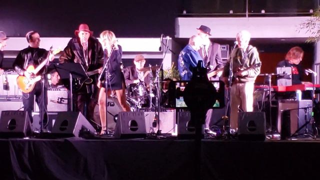 Miley Cyrus and Robby Krieger - Roadhouse Blues - February 8th, 2020 смотреть онлайн