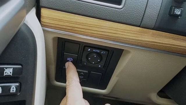 Toyota Land Cruiser VX Headlight Cleaner Activation смотреть онлайн
