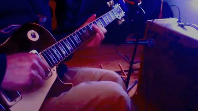 Tweaking a 1975 Les Paul with a 1955 Fender Bassman смотреть онлайн