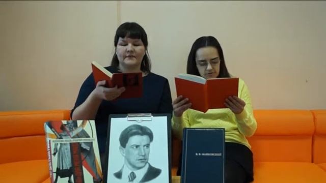 Страна читающая — «Библиограф» читает произведение «Послушайте!" В. В. Маяковского смотреть онлайн