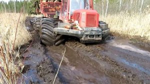 Трактор работает на полную мощность.