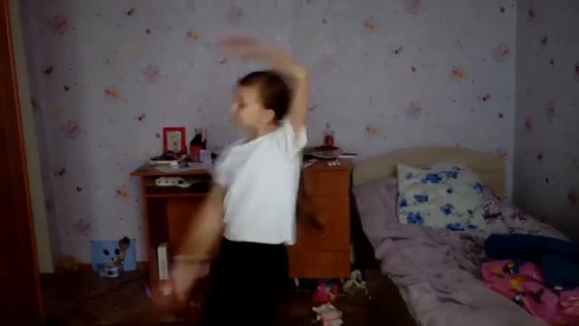 Настя танцует под песню Монатик-Кружит смотреть онлайн