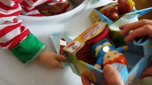 ПАША открывает ПОДАРКИ от ДЕДА МОРОЗА, ПОДАРКИ ЛЕТЯТ НА ПОЛ! Pasha opens his presents! смотреть онлайн