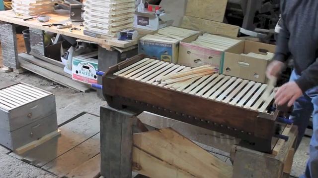 Сборка рамок пневмостеплером.  Пасека PNS