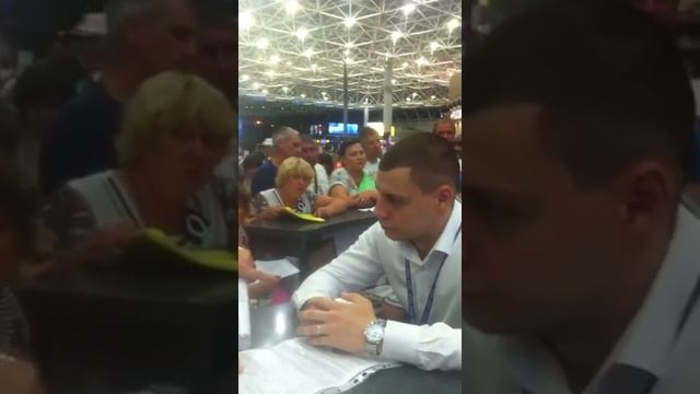 Задержка рейса, в Сочи ) 10.09.2017) практически на сутки ) очень много детей ) люди просто в ужасе смотреть онлайн