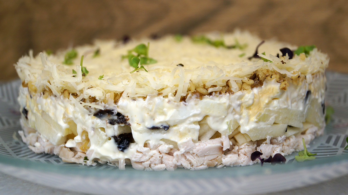 Нежный слоёный салат, который можно приготовить на любой праздник