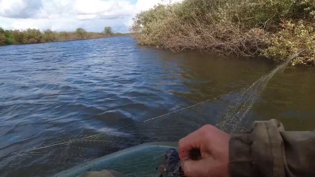 Рыбалка на севере СЕТЯМИ / ПОСТАВИЛИ НА ОЗЕРЕ СЕТКИ ГДЕ ВОДИТСЯ КАРАСЬ / КАЖДЫЙ ДЕНЬ ХОРОШИЙ УЛОВ! смотреть онлайн