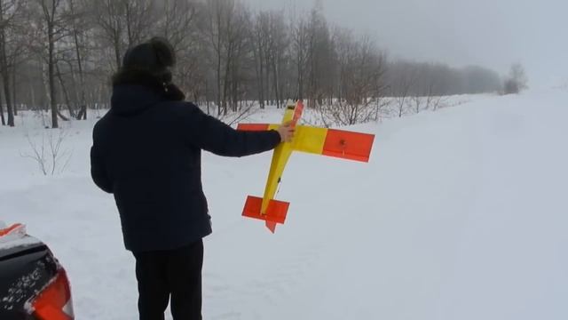 RC самолет из потолочной плитки и первый полет на авиамодели (после симулятора). Размах 98 см. смотреть онлайн