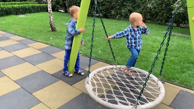 Еще одна похожая качель на игровой площадке новые аттракционы