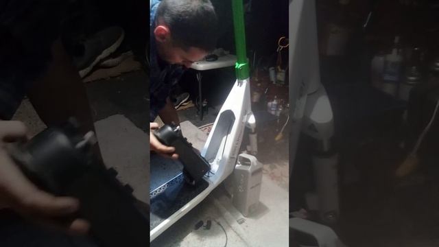 LIME SCOOTER GEN 4 BATTERY REMOVAL, WHATS BEHIND THE BATTERY of lime scooter. смотреть онлайн