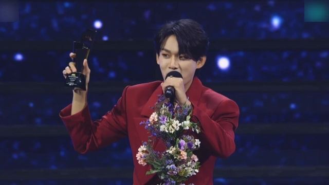 [ENG CC] Stray Kids Bang Chan special mention at Yaochen receiving awards смотреть онлайн