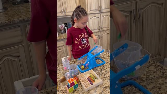 Harmony learning about weight in a bucket scale! смотреть онлайн