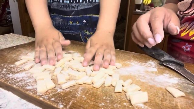 Малышка ксю помогает готовить хинкал #готовим#хинкал#малышкаксю#москва#дети#дача смотреть онлайн