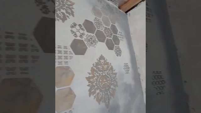 Трафарет на декоративной штукатурке #shorts смотреть онлайн