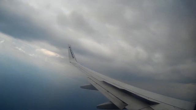 Landing at Naples Airport (Ryanair) смотреть онлайн