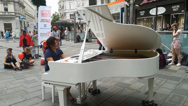 Mariahilferstrasse-Bede Habi #piano#whitepiano#live #artistmoment #voice#rhythm смотреть онлайн