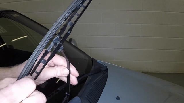 How to change the wiper blades on a Renault Clio Y to 55 reg (June 2001-2005) смотреть онлайн