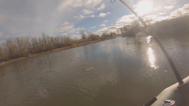 Ловим щуку на джиг на малых реках осенью в Сибири. Щука была взята. Отомстил щуке на Уени. смотреть онлайн