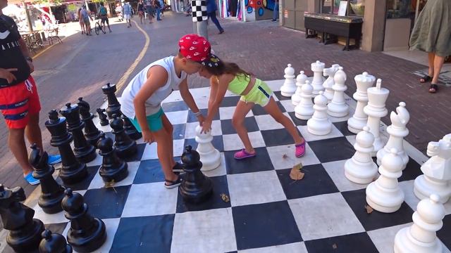 УЕХАЛИ В НОВОЕ ПУТЕШЕСТВИЕ! Что ДЕЛАЮТ Камиль и Аминка? ПАПА НАШЕЛ СТРАННУЮ ВЕЩЬ На МОРЕ! смотреть онлайн