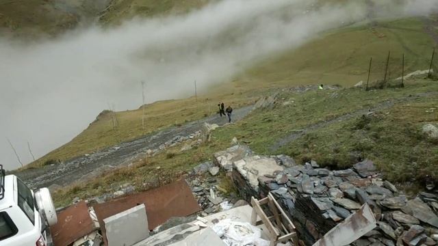 Казбек. Церковь в окружении гор на высоте 2000 метров. смотреть онлайн