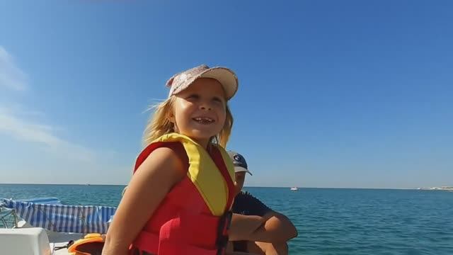 Плаваем в море на катамаране смотреть онлайн