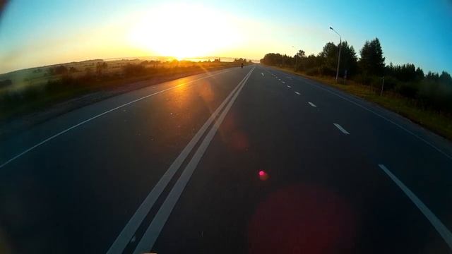 Встречаем рассветы на мотоциклах, за рулем девушка смотреть онлайн