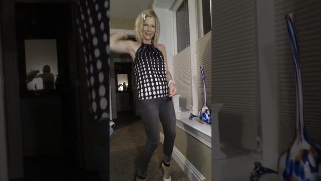 Crazy Carol Sings ZZ Top Sharp Dressed Man смотреть онлайн