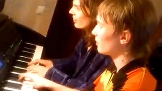 Моцарт ( Mozart) игра в четыре руки на фортепиано (4 hands piano) смотреть онлайн