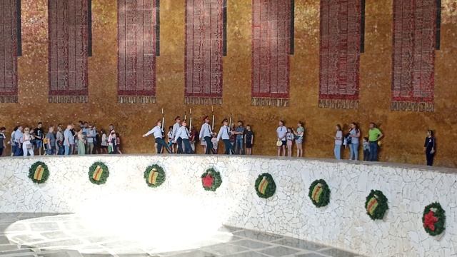 Смена Почётного Караула в Пантеоне Славы Мамаев Курган, Волгоград, 28 июня 2023 года, 15:00 часов смотреть онлайн