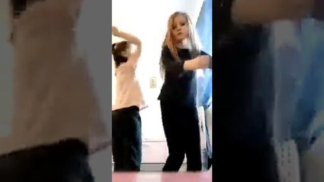 Зажигают девчоночки одной 4 другой 6 лет Уно ! смотреть онлайн
