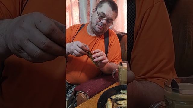 как почистить жареную корюшку от костей быстро смотреть онлайн