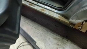 как снять накладки на пороги на Ауди 80 б4