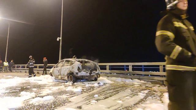 На Русском мосту во Владивостоке сгорела иномарка смотреть онлайн