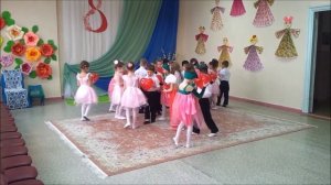 Хореографическая композиция  с шарами "Мама будь всегда со мною рядом"старшая группа