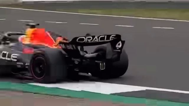 Daniel Ricciardo driving Max Verstappen’s Redbull RB19 in Silverstone | Track Footage смотреть онлайн