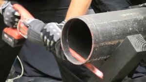 Резка металла сабельной пилой