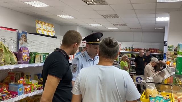 ЗАСТАВИЛ МЕНТА СЛУЖИТЬ / МЕНТ ВЫГОНЯЕТ ИЗ МАГАЗИНА / ПРИЕХАЛА КРЫША МАГАЗИНА? / ЗАКРЫЛИ МАГАЗИН смотреть онлайн