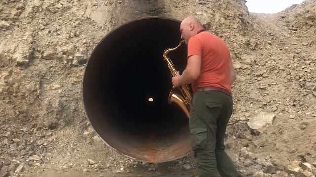 Gula Gula (Chilluminati Mix)Mari Boine & Лысый саксофон Саксофонист играет перед газовой трубой смотреть онлайн