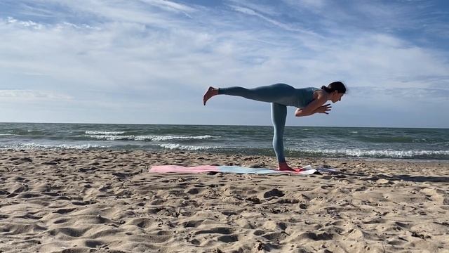 Общеукрепляющая практика йоги на берегу Балтийского моря ? Сила, баланс и гибкость ? смотреть онлайн