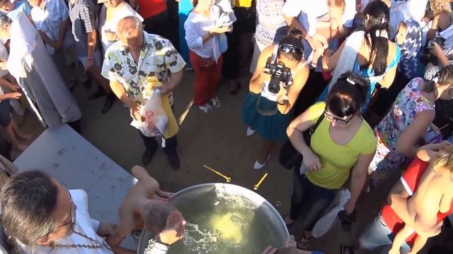 В Ульяновске во второй раз прошло массовое крещение в Свияге смотреть онлайн