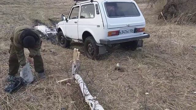 КАК ВЫТАЩИТЬ НИВУ из грязи в поле! Что только в голову не придет, даже это. смотреть онлайн