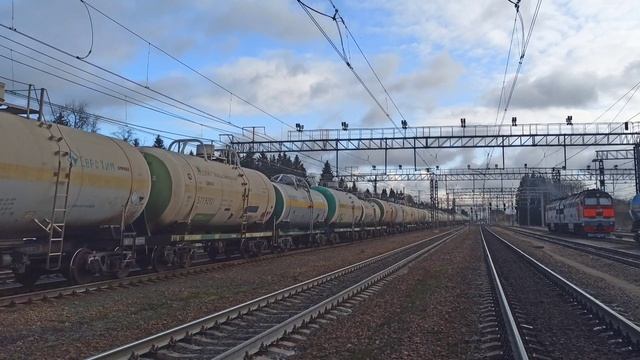 Тепловоз 2ТЭ116у - 0155 с цистернами для перевозки сжиженного газа прибывает на станцию смотреть онлайн
