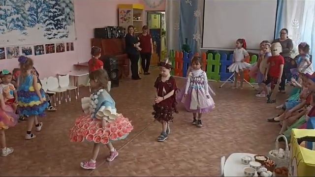 "Дефиле Креативной Недели" (родители с детьми и педагоги с воспитанниками твориликостюмы своими рука смотреть онлайн