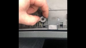 Лечим самопроизвольное открытие бардачка Skoda Yeti