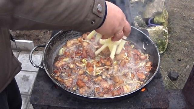 жаренная картошка на сале и на костре смотреть онлайн